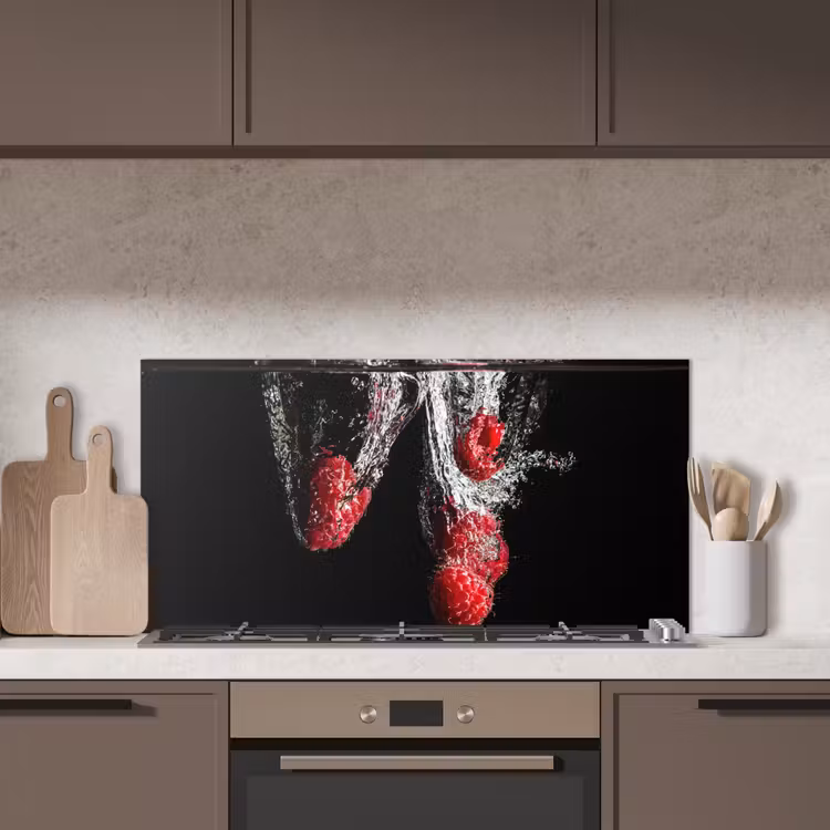 Frambozen - Fruit - Stilleven - Water - Zwart - Rood keuken achterwand spatscherm middel -sfeer2