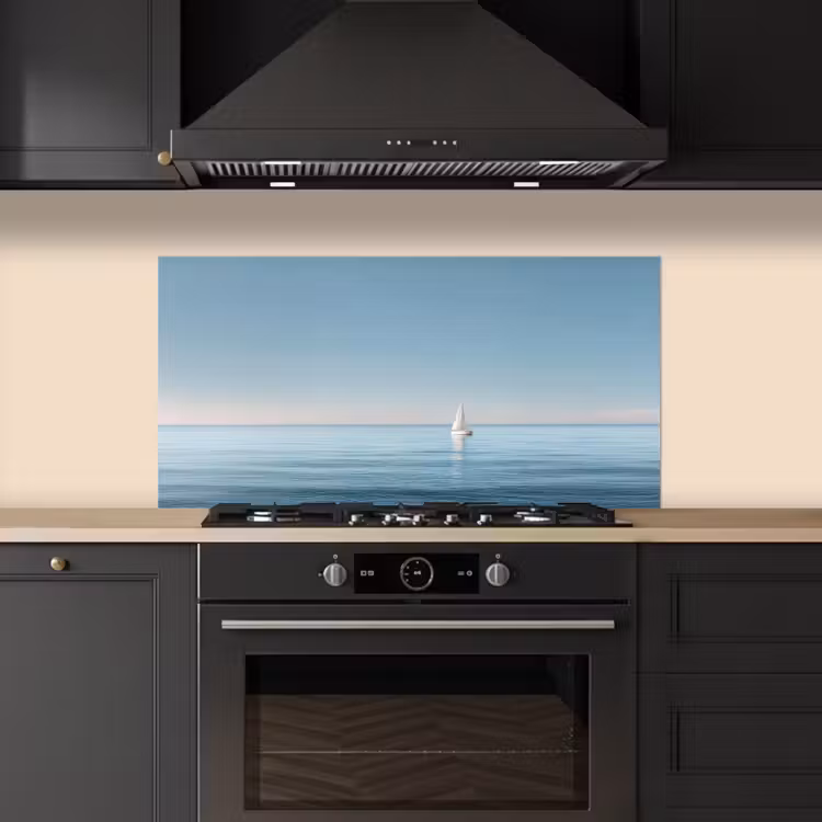 Zeilbootje - Kalme zee - Helderblauwe hemel keuken achterwand spatscherm middel -sfeer1