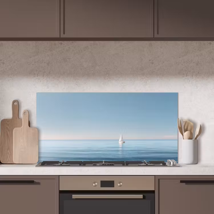 Zeilbootje - Kalme zee - Helderblauwe hemel keuken achterwand spatscherm middel -sfeer2
