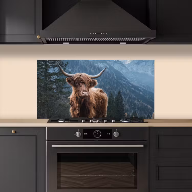 Schotse hooglander - Berg - Landschap - Bomen - Koe - Natuur keuken achterwand spatscherm middel -sfeer1
