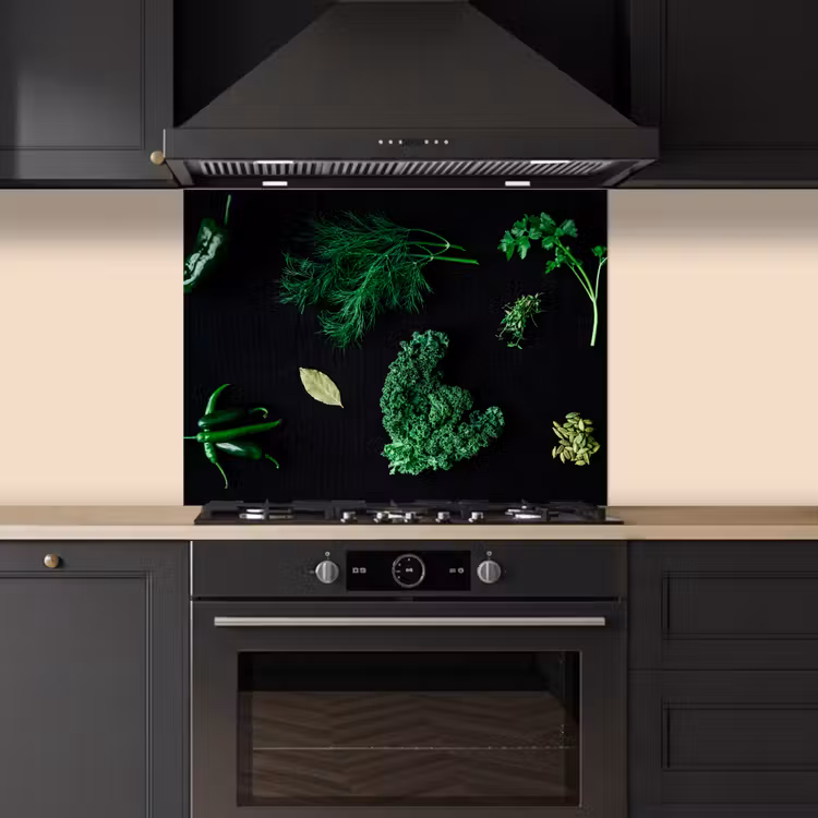 Specerijen en kruiden op zwarte achtergrond keuken achterwand spatscherm middel -sfeer1