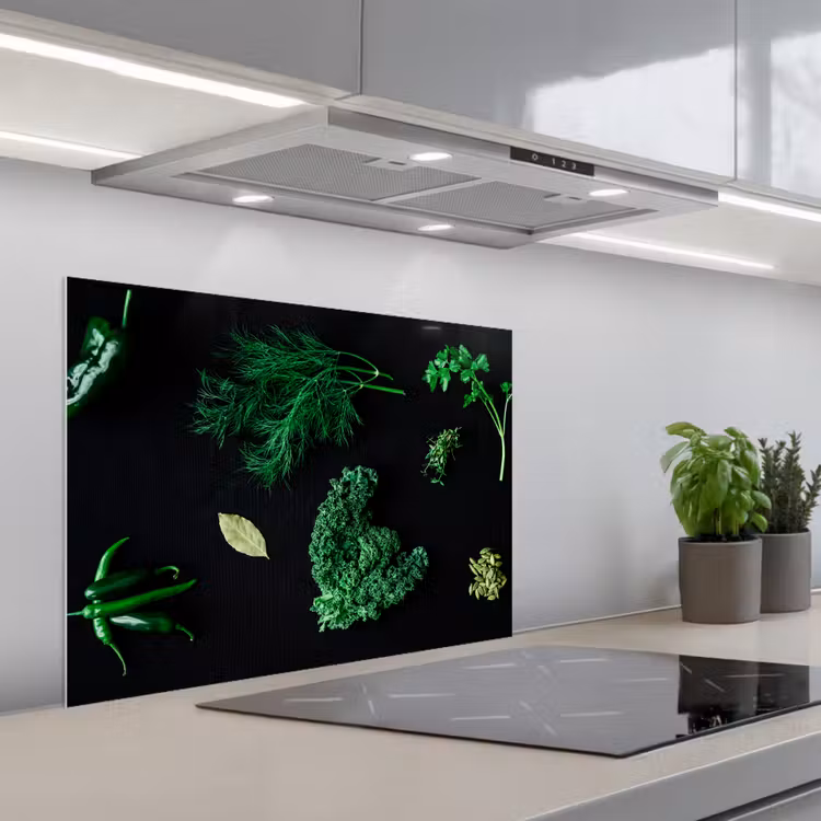 Specerijen en kruiden op zwarte achtergrond keuken achterwand spatscherm middel -3d_schuin