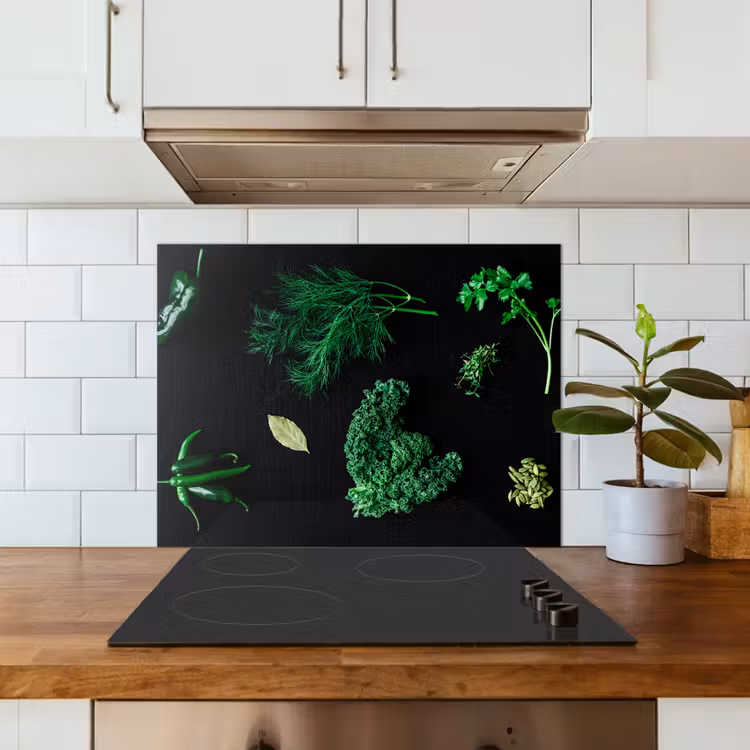 Specerijen en kruiden op zwarte achtergrond keuken achterwand spatscherm middel -sfeer2