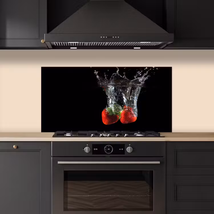 Aardbeien - Fruit - Water - Zwart - Rood keuken achterwand spatscherm middel -sfeer1