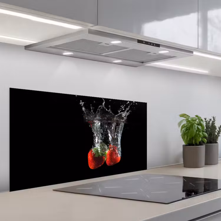 Aardbeien - Fruit - Water - Zwart - Rood keuken achterwand spatscherm middel -3d_schuin