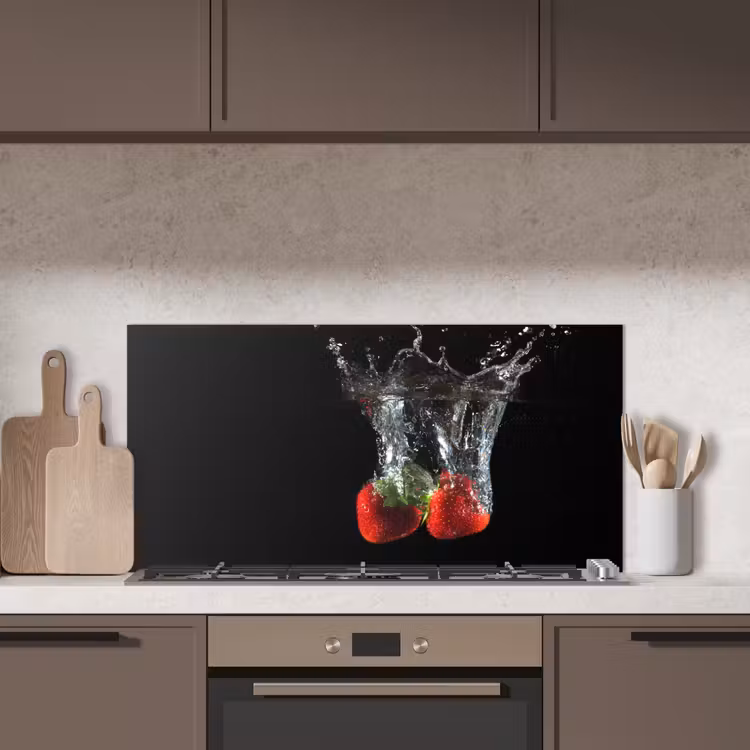 Aardbeien - Fruit - Water - Zwart - Rood keuken achterwand spatscherm middel -sfeer2