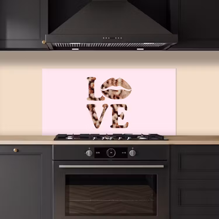 Tekst - Love - Pantervacht - Lichtroze keuken achterwand spatscherm middel -sfeer1