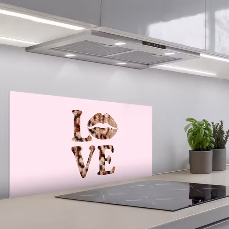 Tekst - Love - Pantervacht - Lichtroze keuken achterwand spatscherm middel -3d_schuin