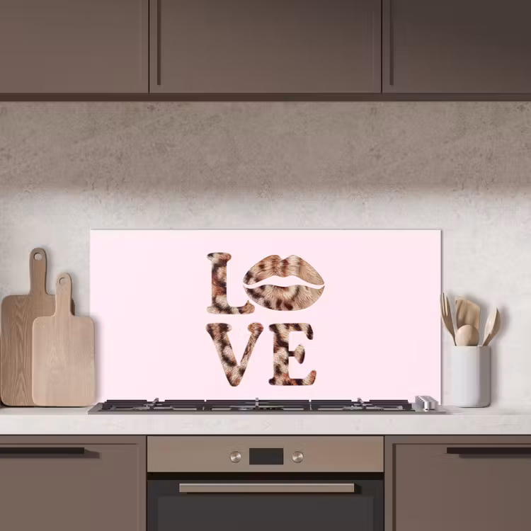 Tekst - Love - Pantervacht - Lichtroze keuken achterwand spatscherm middel -sfeer2