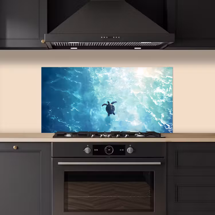 Schildpad - Zee - Blauw - Schittering keuken achterwand spatscherm middel -sfeer1