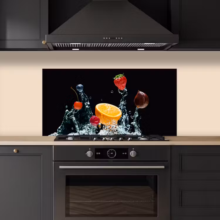 Water - Fruit - Sinaasappel - Aardbei - Kers - Zwart keuken achterwand spatscherm middel -sfeer1