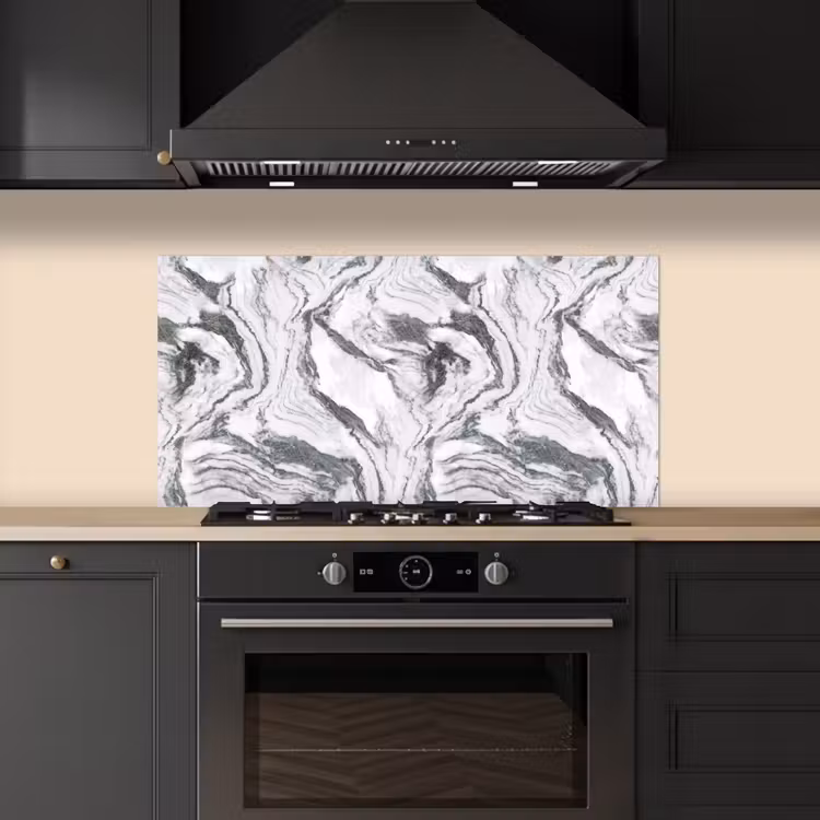 Wit - Marmer - Golvend - Grafiet keuken achterwand spatscherm middel 899 -sfeer1