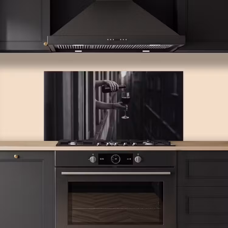 Wijnfles - Glas - Handen - Raam keuken achterwand spatscherm middel -sfeer1