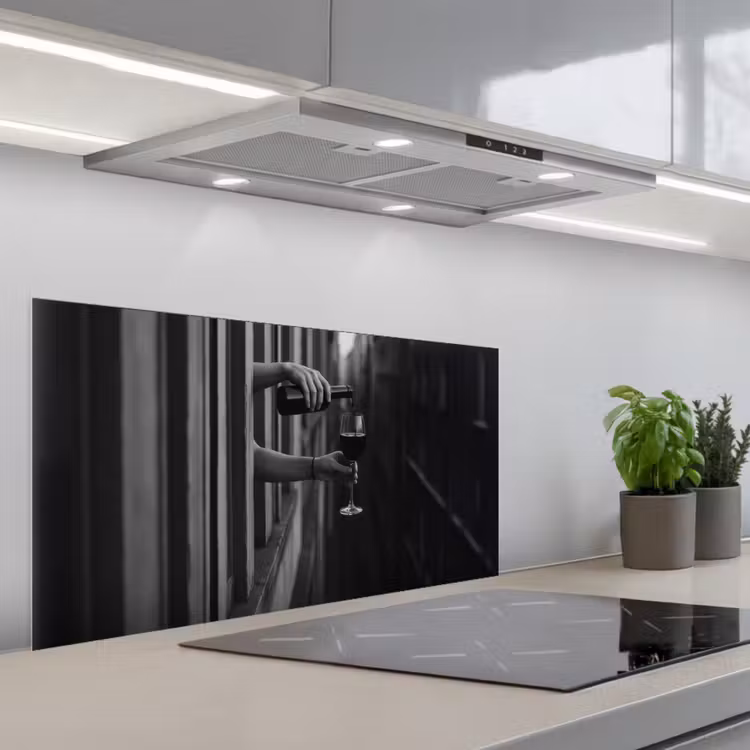 Wijnfles - Glas - Handen - Raam keuken achterwand spatscherm middel -3d_schuin
