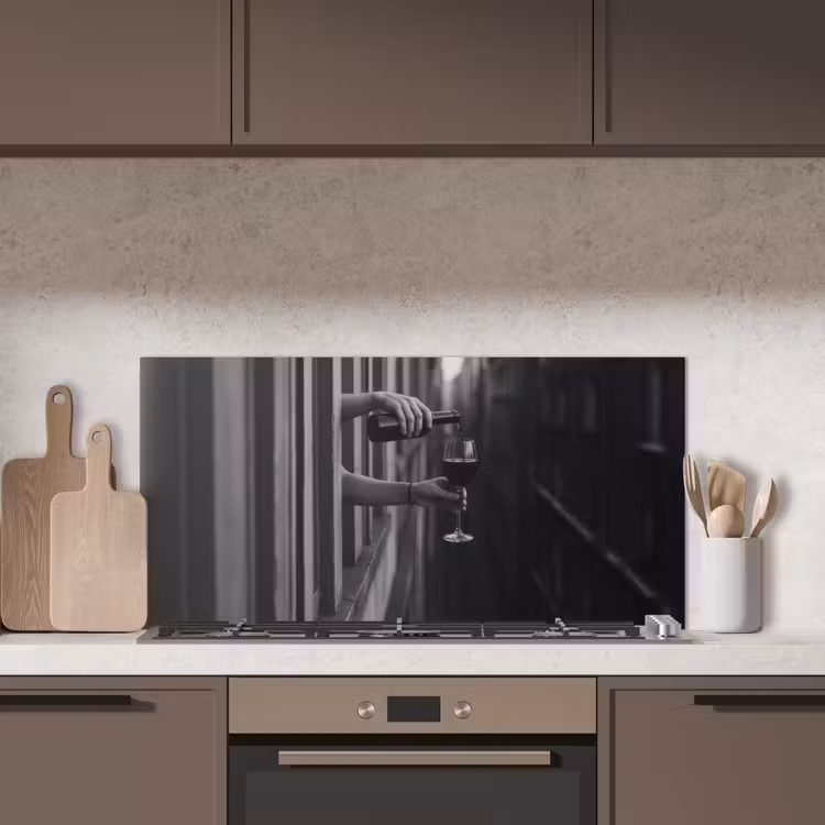 Wijnfles - Glas - Handen - Raam keuken achterwand spatscherm middel -sfeer2