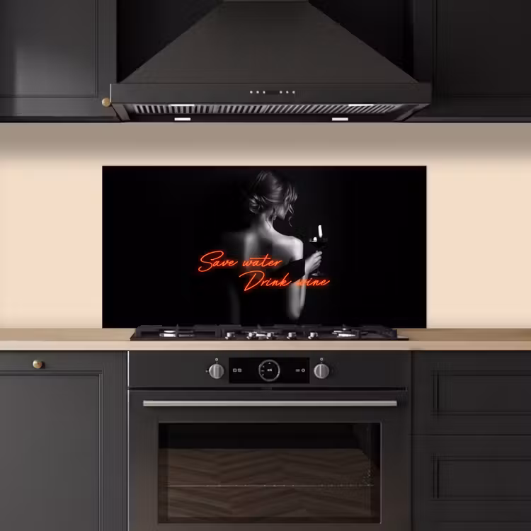Wijn - Vrouw - Neon - Quote keuken achterwand spatscherm middel -sfeer1