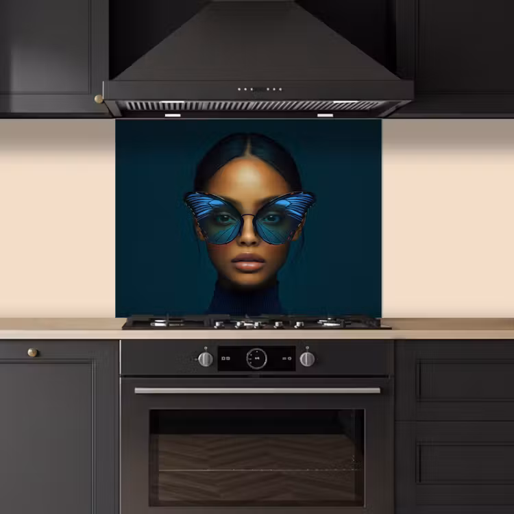 Vrouw - Vlinder - Bril - Blauw - Modern - Portret keuken achterwand spatscherm middel -sfeer1