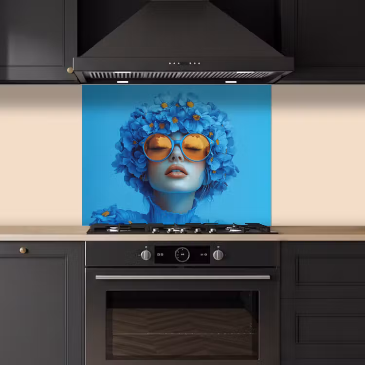 Vrouw - Bloem - Blauw - Modern - Bril - Portret keuken achterwand spatscherm middel -sfeer1