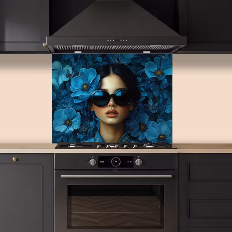 Vrouw - Bloemen - Blauw - Aesthetic - Luxe keuken achterwand spatscherm middel -sfeer1