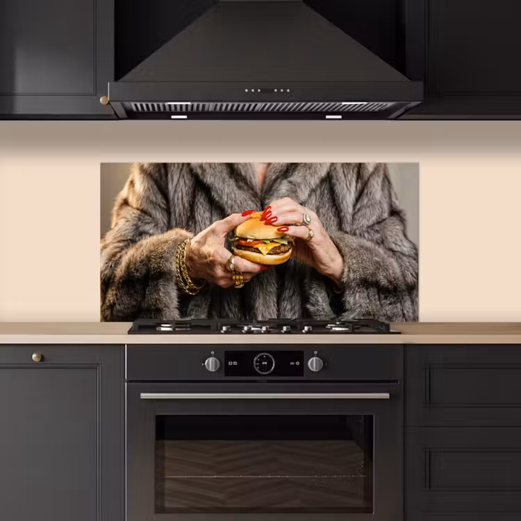 Vrouw - Hamburger - Bontjas keuken achterwand spatscherm middel -sfeer1
