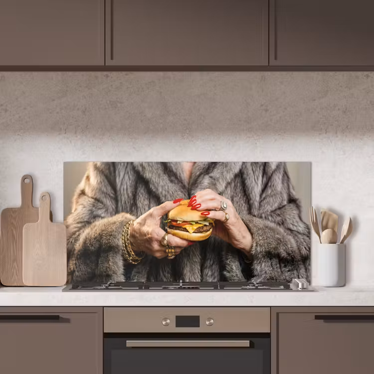 Vrouw - Hamburger - Bontjas keuken achterwand spatscherm middel -sfeer2