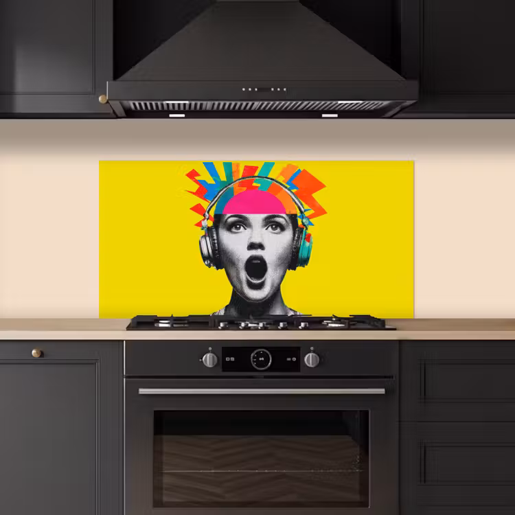 Vrouw - Koptelefoon - Geel keuken achterwand spatscherm middel -sfeer1