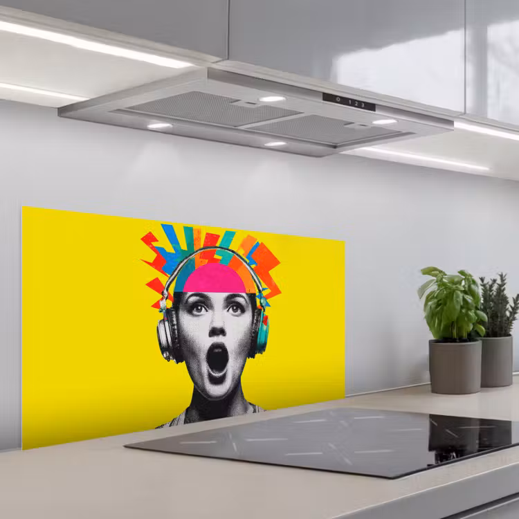 Vrouw - Koptelefoon - Geel keuken achterwand spatscherm middel -3d_schuin