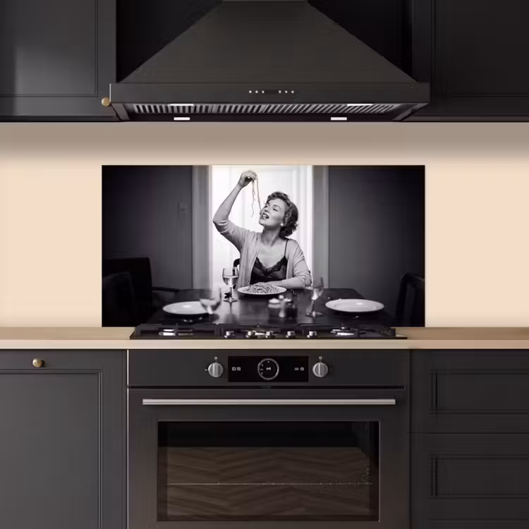 Vrouw - Spaghetti - Zwart - Wit keuken achterwand spatscherm middel -sfeer1