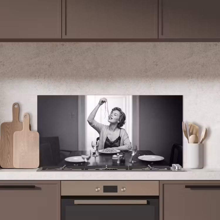 Vrouw - Spaghetti - Zwart - Wit keuken achterwand spatscherm middel -sfeer2