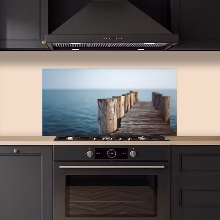 Houten steiger - Helderblauwe lucht keuken achterwand spatscherm middel -sfeer1
