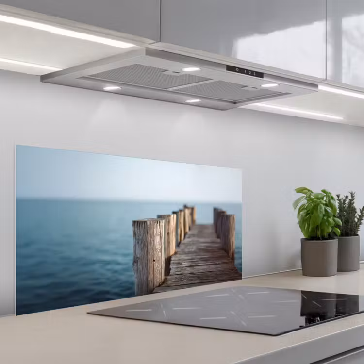 Houten steiger - Helderblauwe lucht keuken achterwand spatscherm middel -3d_schuin