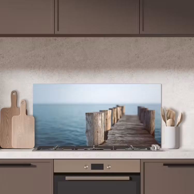 Houten steiger - Helderblauwe lucht keuken achterwand spatscherm middel -sfeer2