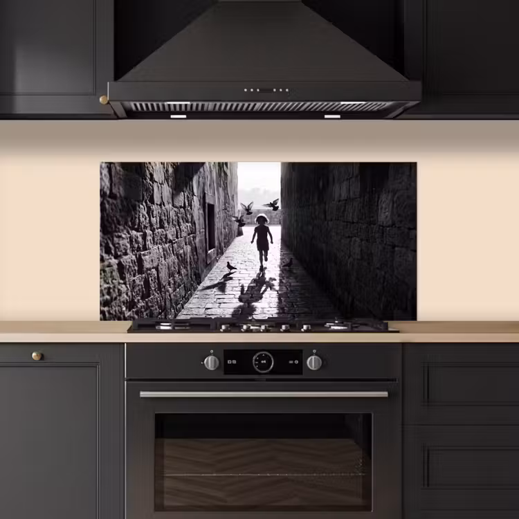 Kind - Vogel - Straat - Zwart-wit - Spelen keuken achterwand spatscherm middel -sfeer1