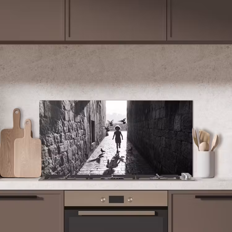 Kind - Vogel - Straat - Zwart-wit - Spelen keuken achterwand spatscherm middel -sfeer2