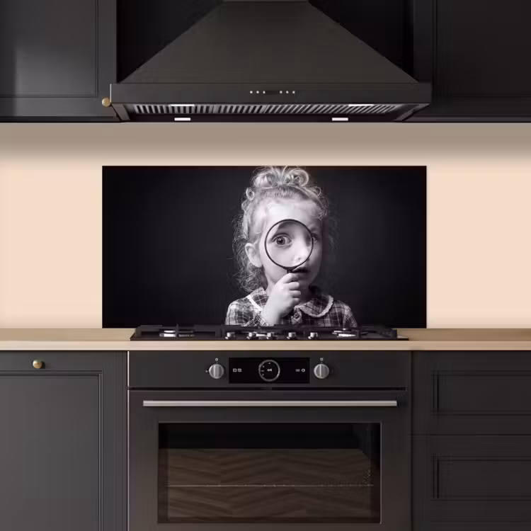 Kind - Vergrootglas - Portret - Zwart-wit keuken achterwand spatscherm middel -sfeer1
