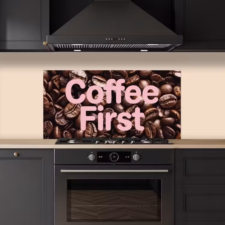 Coffee First - Koffiebonen - Roze keuken achterwand spatscherm middel -sfeer1