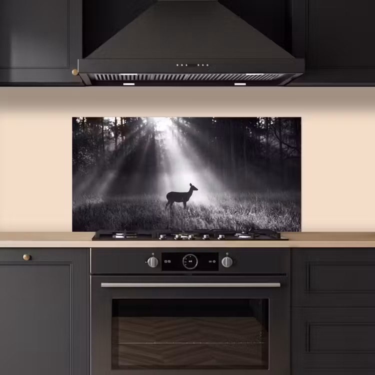 Hert - Bos - Zonnestralen - Zwart-wit - Natuur keuken achterwand spatscherm middel -sfeer1