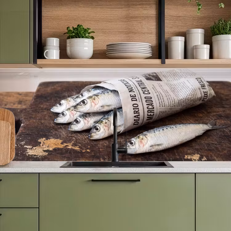 Kitchen Wall Splashback - Little Sardine - newspaper - cutting board - Sardientje - krant - snijplank keuken achterwand 2 middel