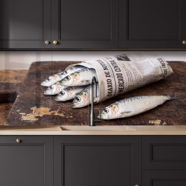 Kitchen Wall Splashback - Little Sardine - newspaper - cutting board - Sardientje - krant - snijplank keuken achterwand 2 middel