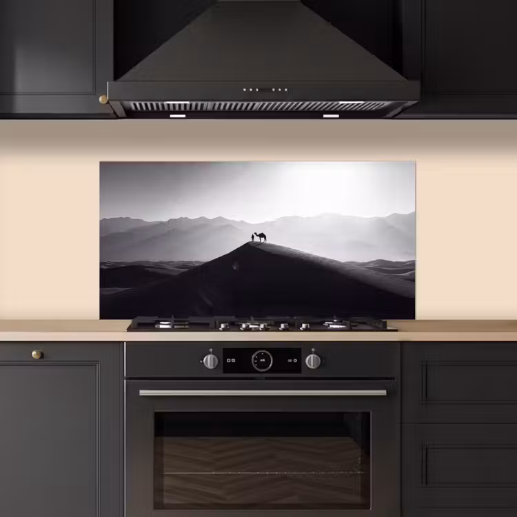 Mens - Kameel - Zandduin - Natuur - Monochroom keuken achterwand spatscherm middel -sfeer1