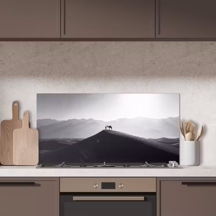Mens - Kameel - Zandduin - Natuur - Monochroom keuken achterwand spatscherm middel -sfeer2