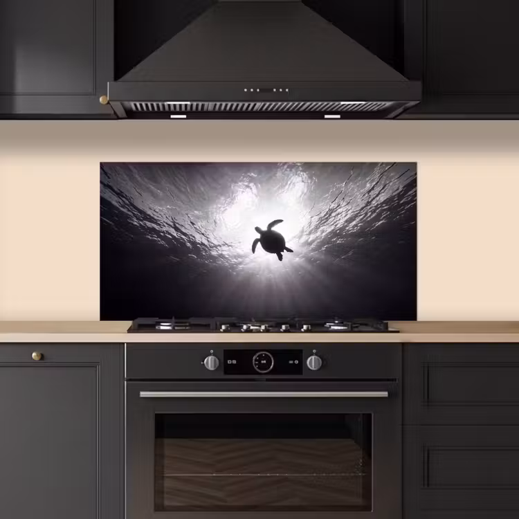 Schildpad - Onderwater - Lichtstralen - Oceaan - Zwart-wit keuken achterwand spatscherm middel -sfeer1