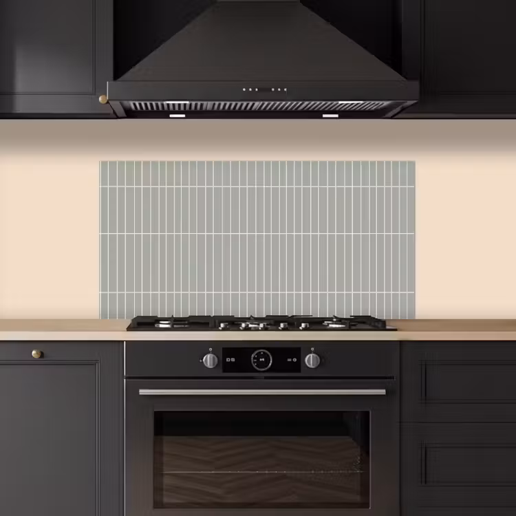 Wandtegel - Verticaal - Lichtgrijs keuken achterwand spatscherm middel 899 -sfeer1