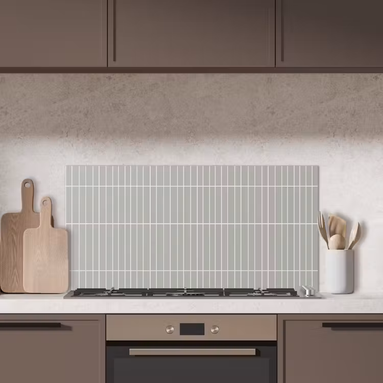 Wandtegel - Verticaal - Lichtgrijs keuken achterwand spatscherm middel 899 -sfeer2