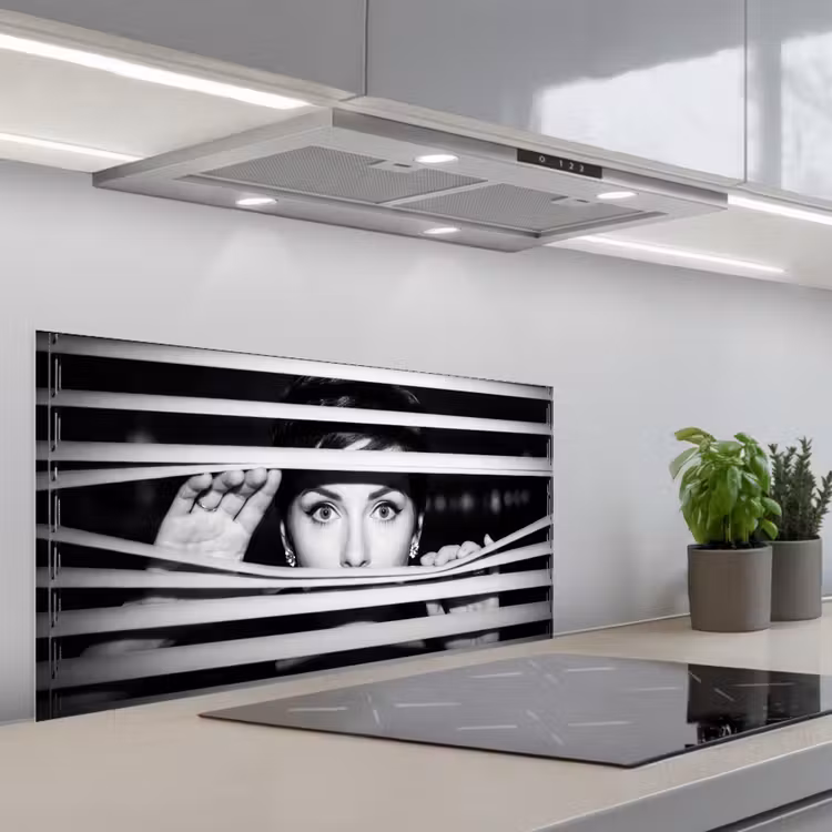 Vrouw - Jaloezieën - Portret - Zwart-wit keuken achterwand spatscherm middel -3d_schuin