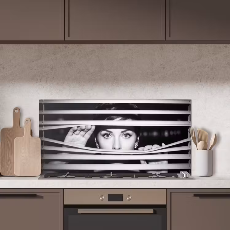 Vrouw - Jaloezieën - Portret - Zwart-wit keuken achterwand spatscherm middel -sfeer2
