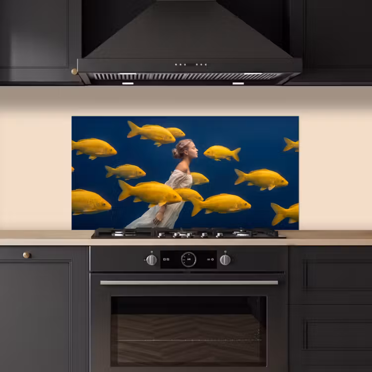 Vrouw - Vis - Water - Natuur - Geel keuken achterwand spatscherm middel -sfeer1