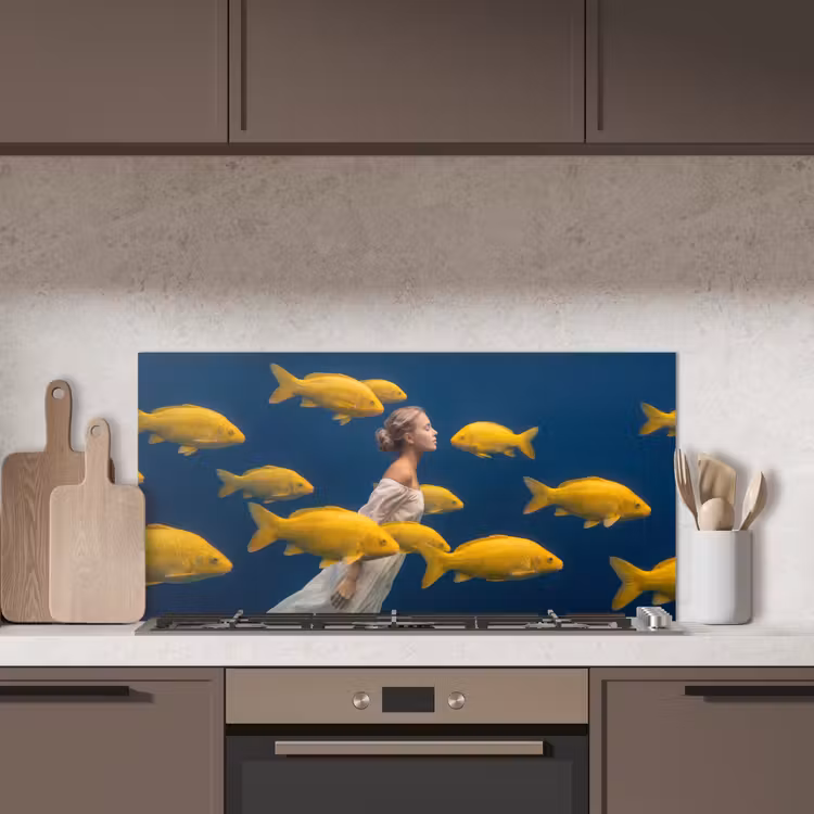 Vrouw - Vis - Water - Natuur - Geel keuken achterwand spatscherm middel -sfeer2