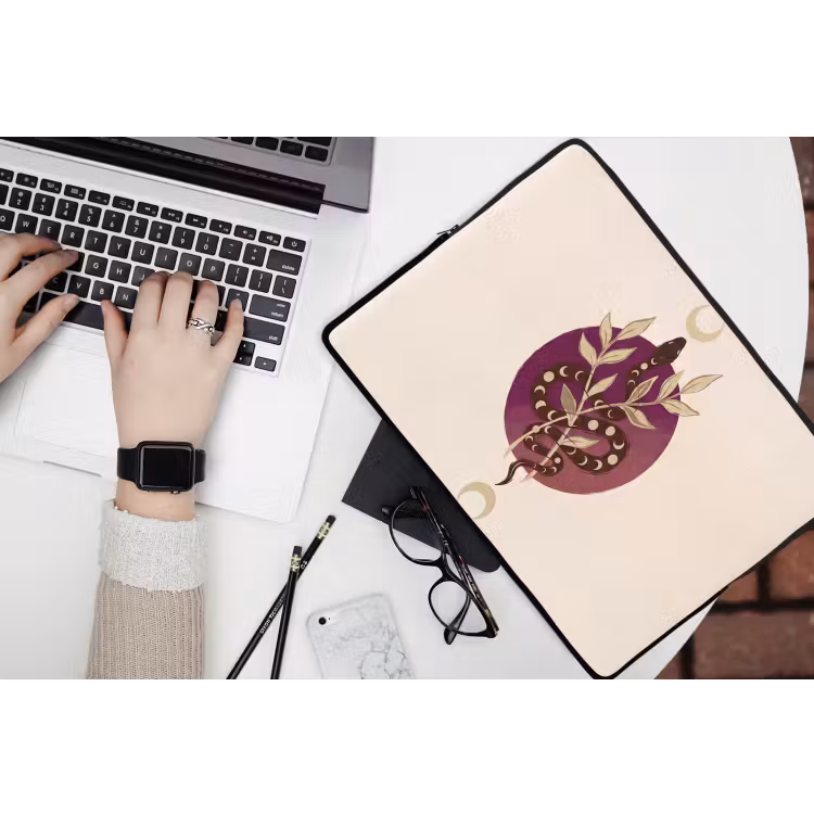 Dieren - Slang - Maan - Mystiek - Abstract laptophoes neopreen klein -bureau