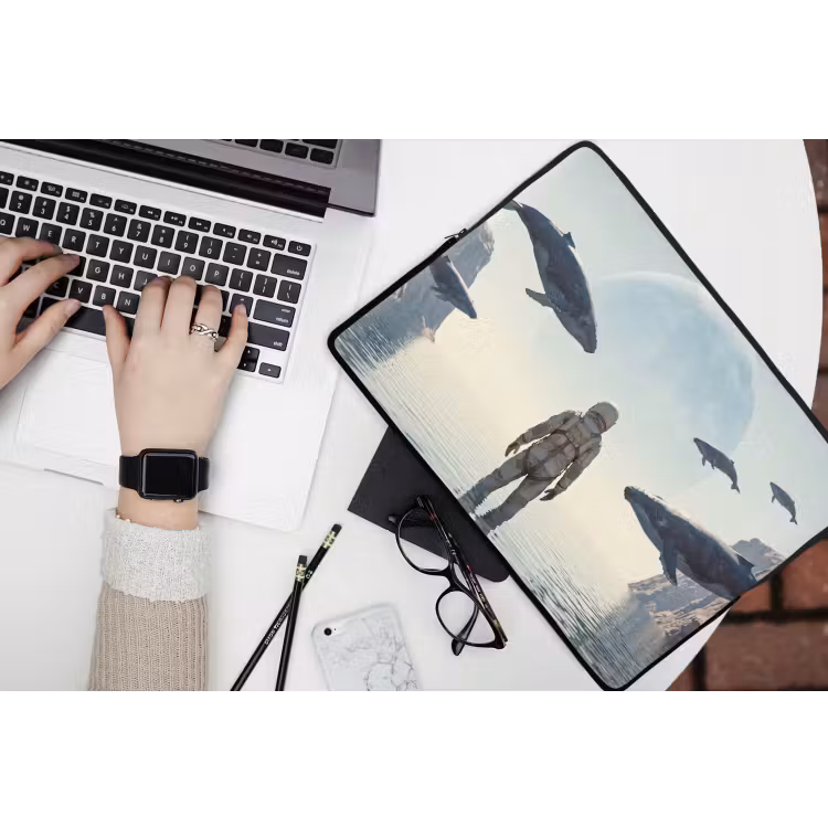 Laptop Sleeve - Astronaut - Whale - Fantasy - Ruimtevaarder - Walvis - Fantasie laptophoes neopreen klein